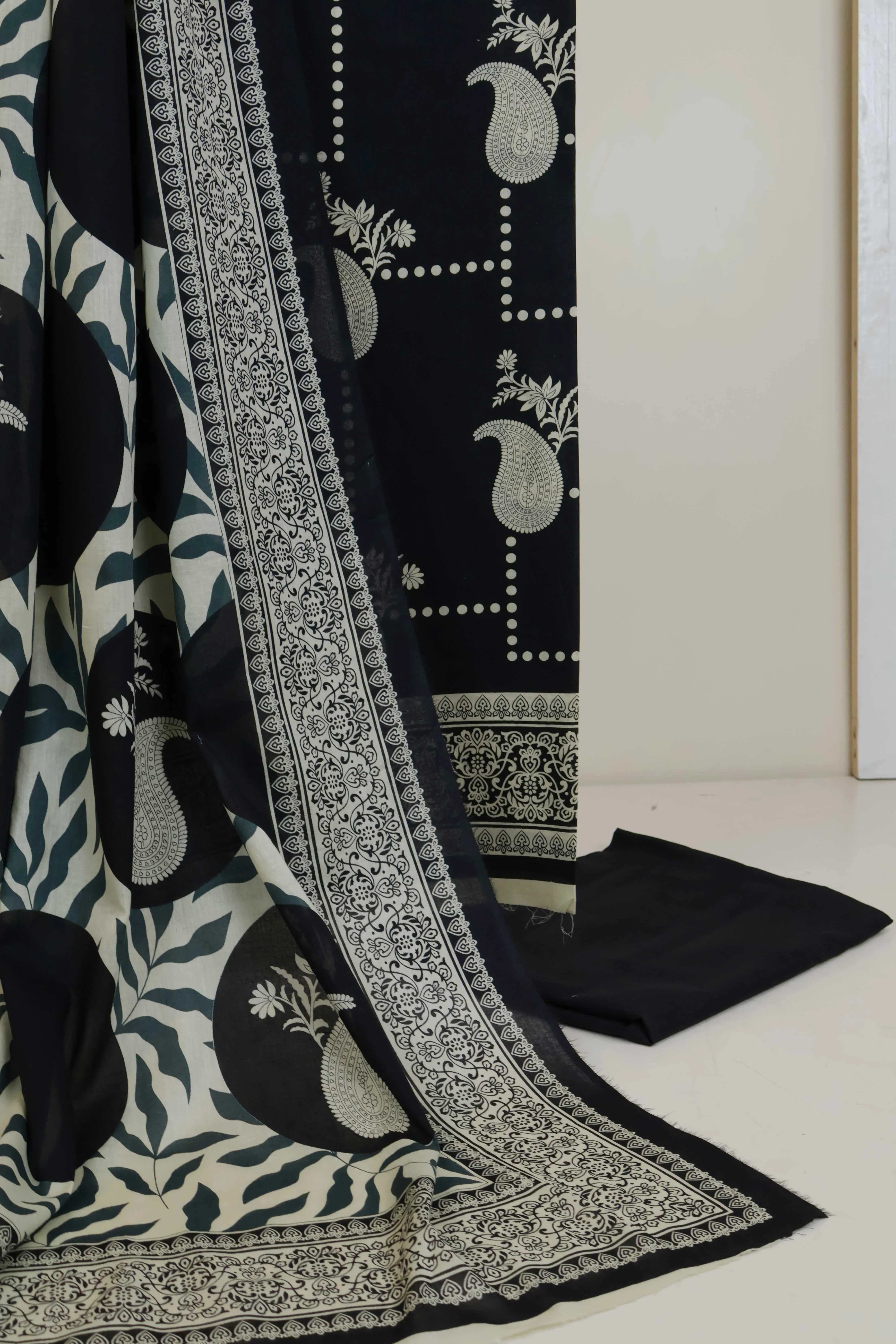 3pc-Lawn Printed Suit L3PP309 - Image 5