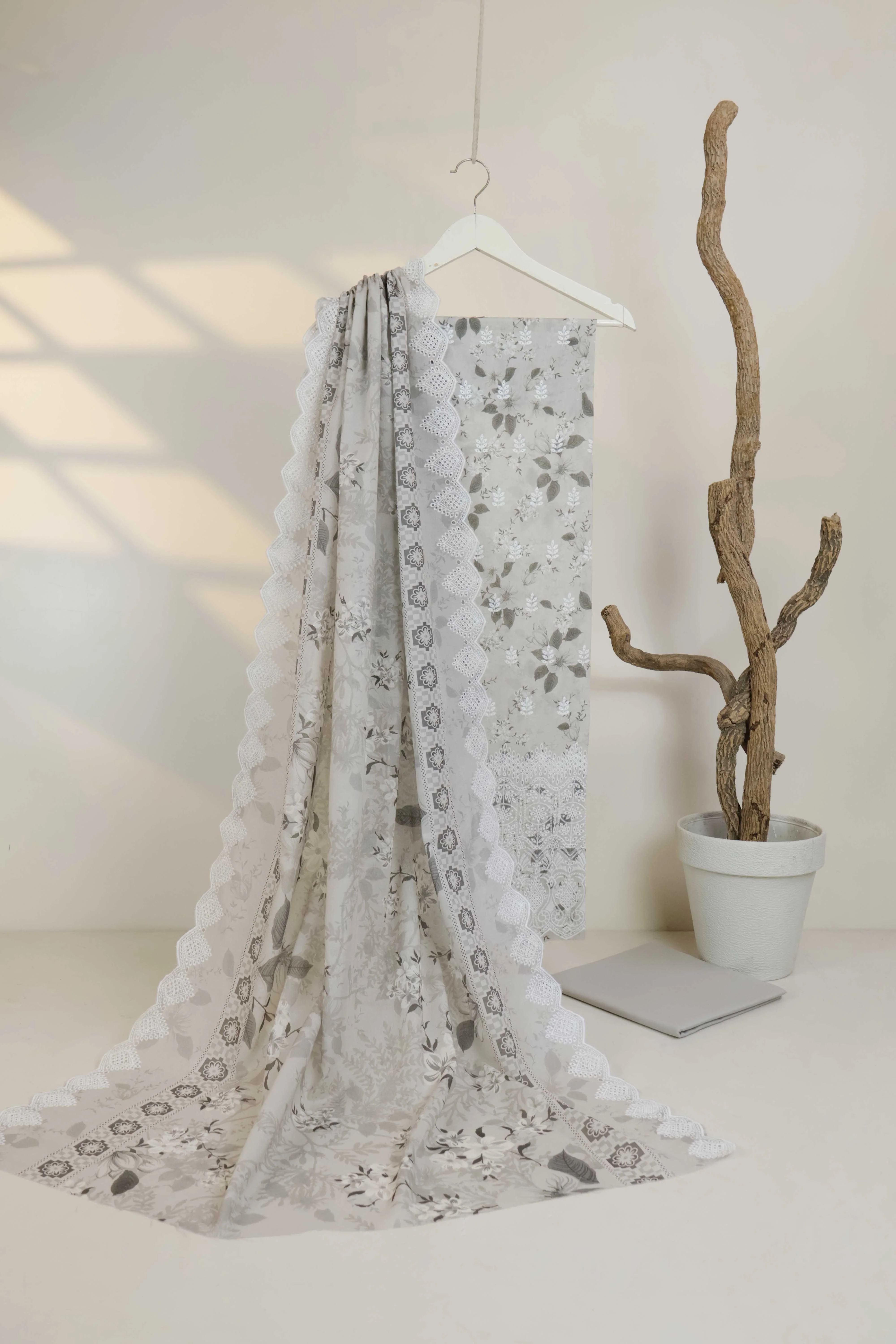 3Piece-Lawn Embroidered Suit V45wr09 - Image 5