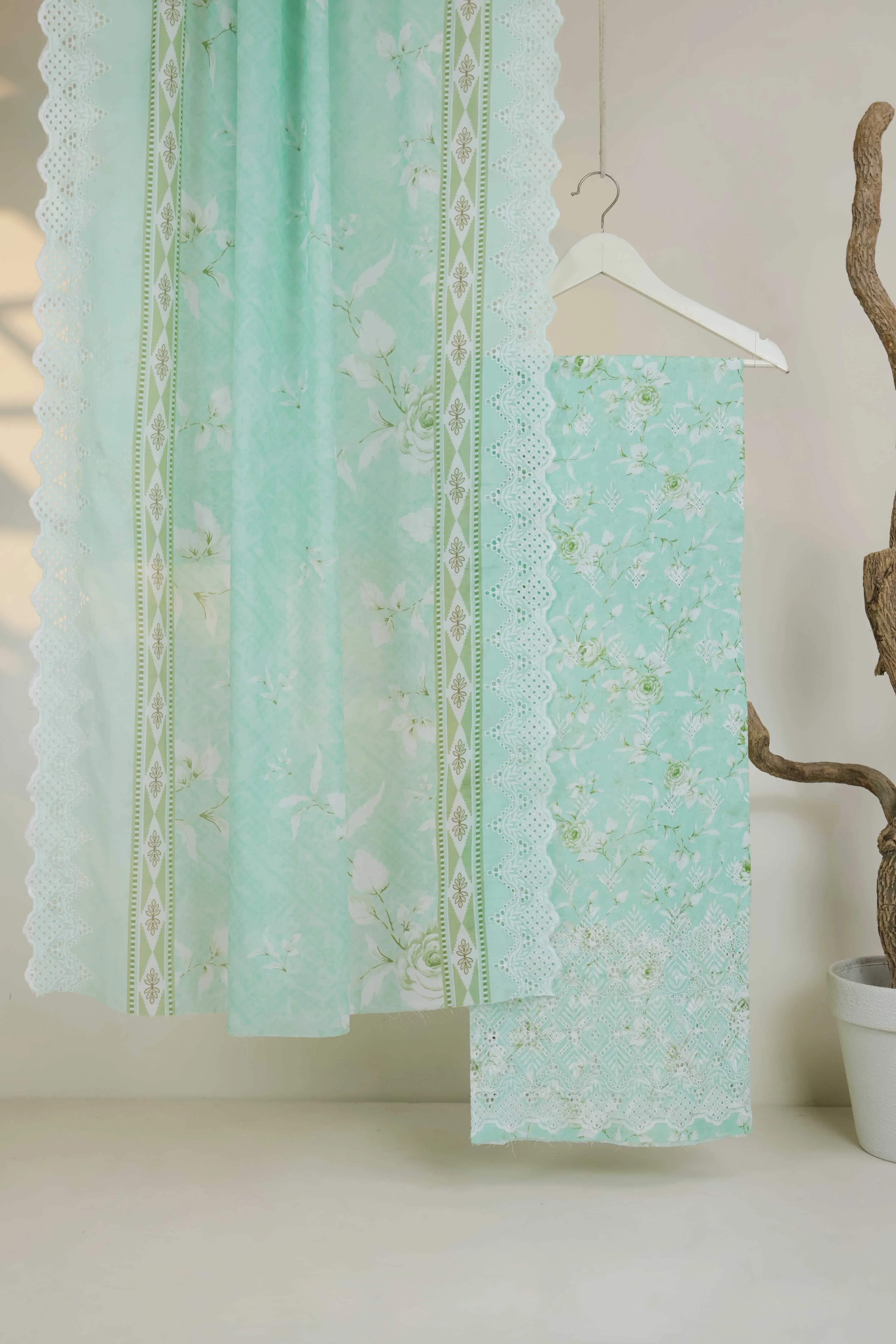 3Piece-Lawn Embroidered Suit v45wr04 - Image 4