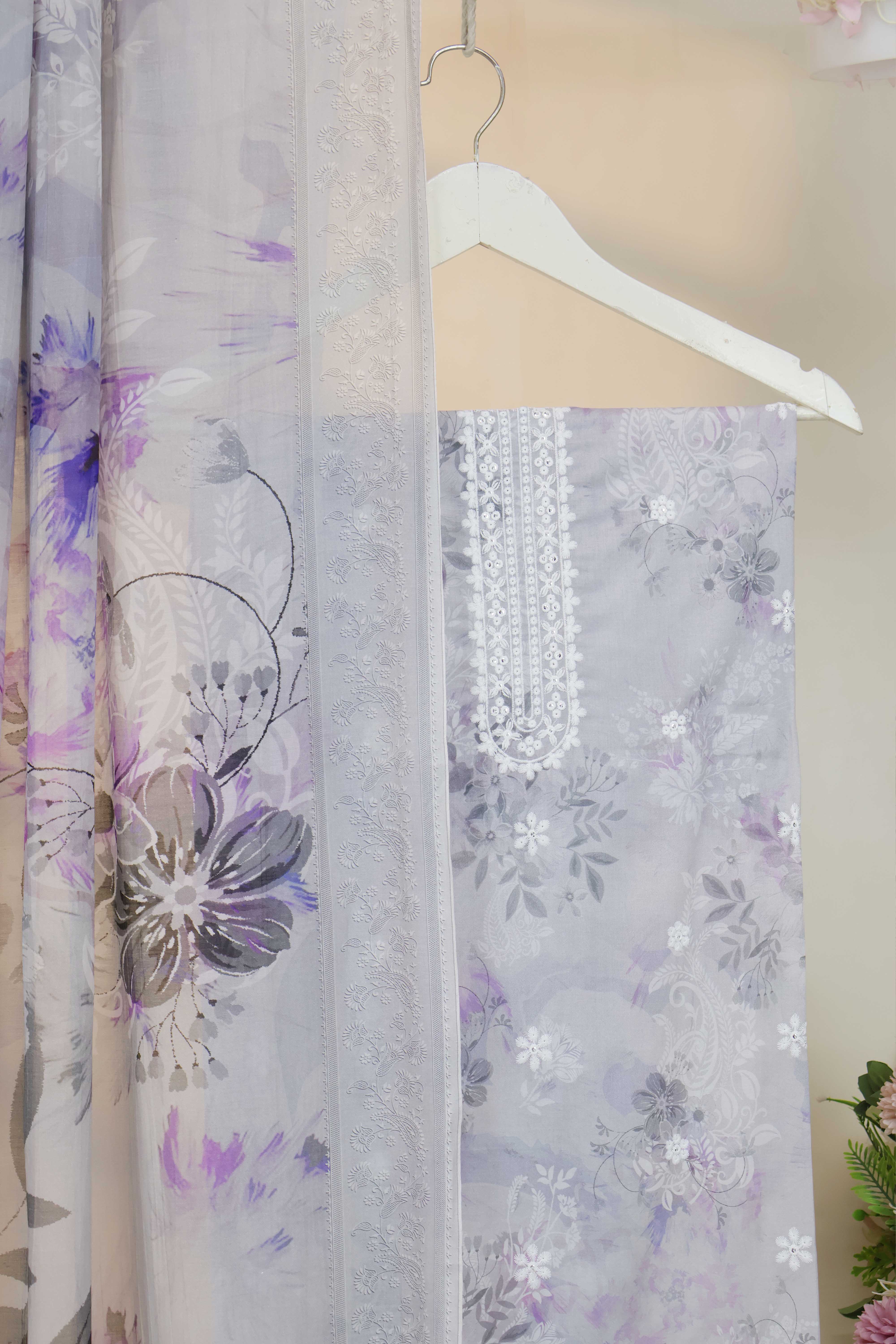 3Piece-Lawn Embroidered Suit V12WR03 - Image 3