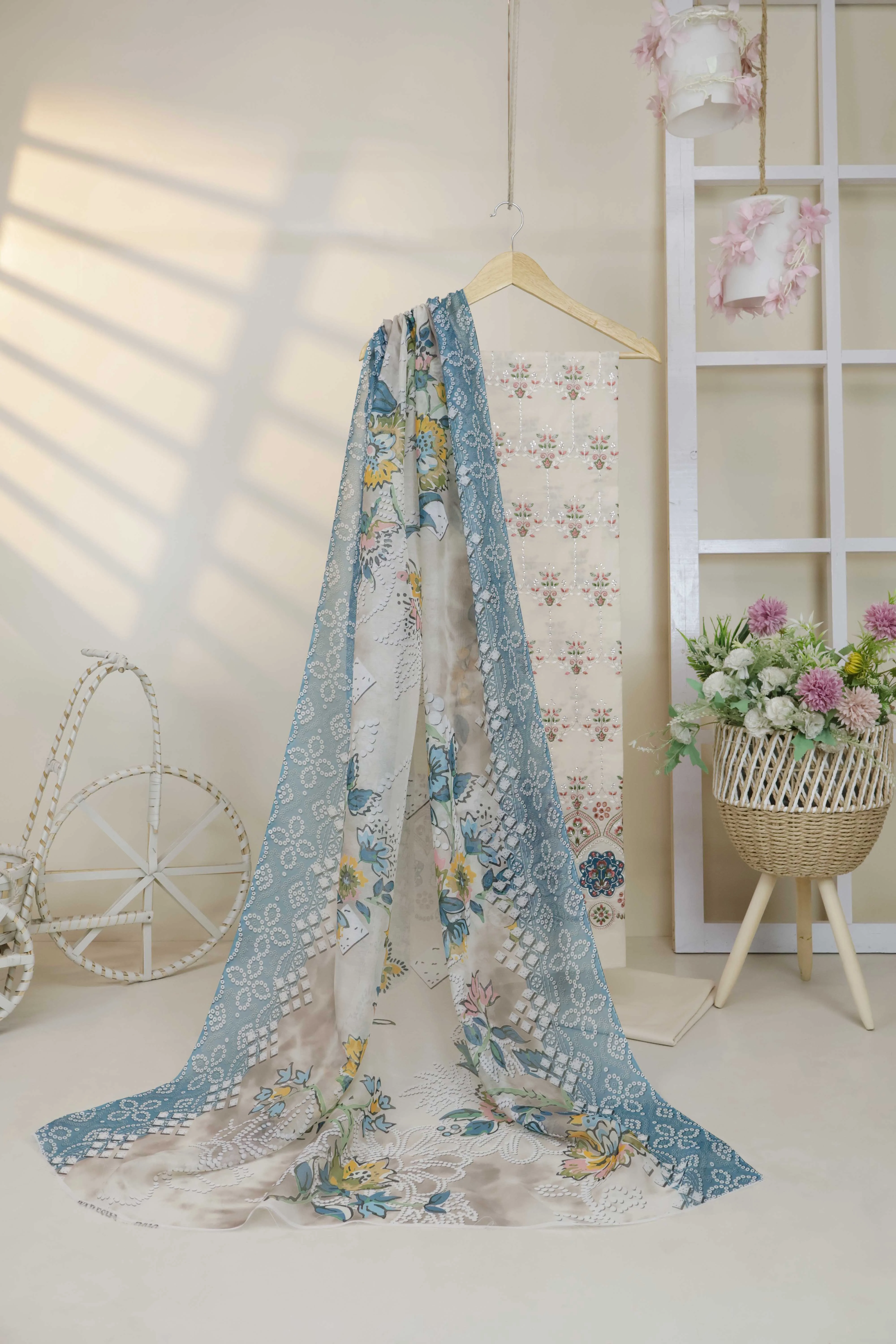 3Piece-Lawn Embroidered Suit V23WR07 - Image 2