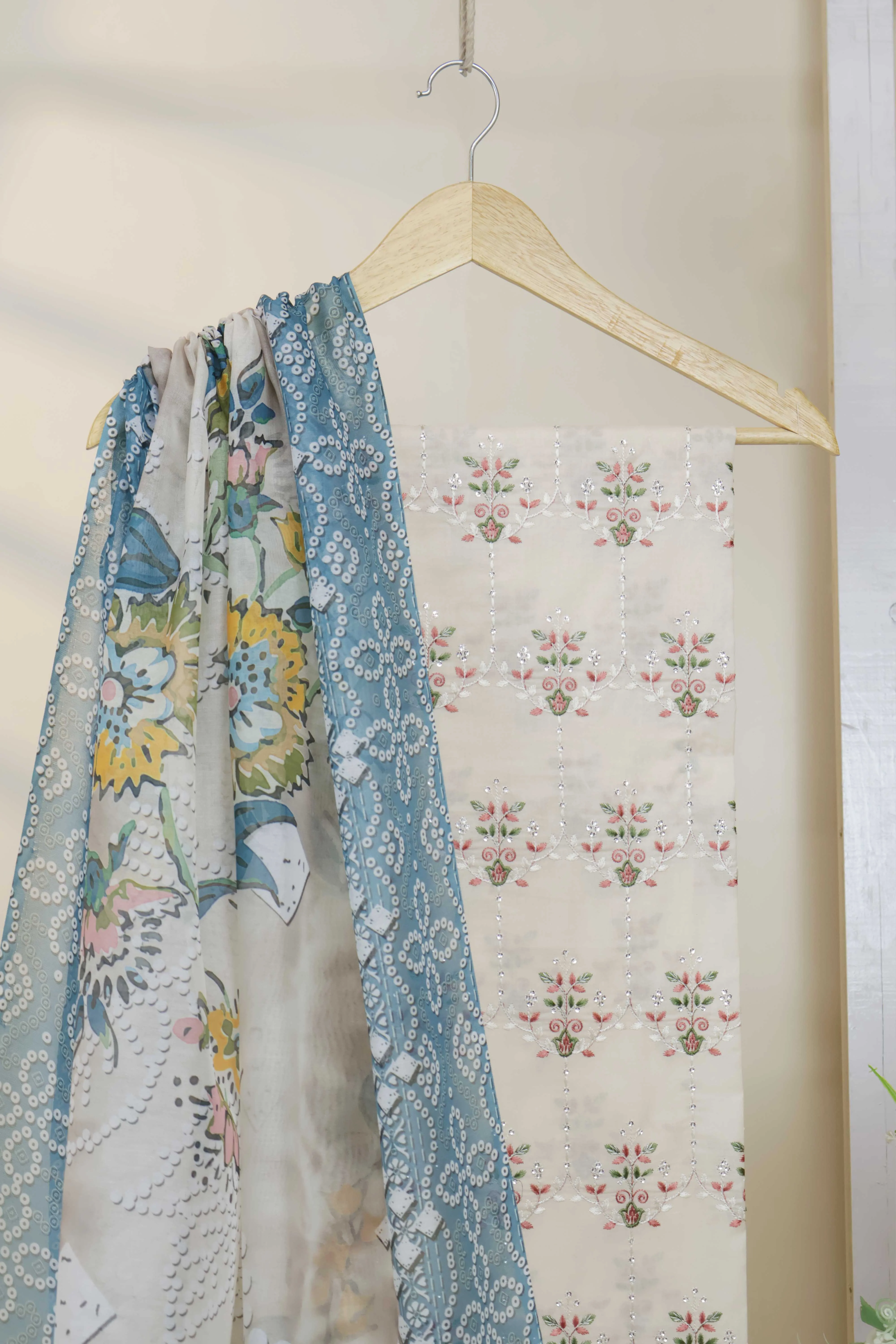 3Piece-Lawn Embroidered Suit V23WR07 - Image 6