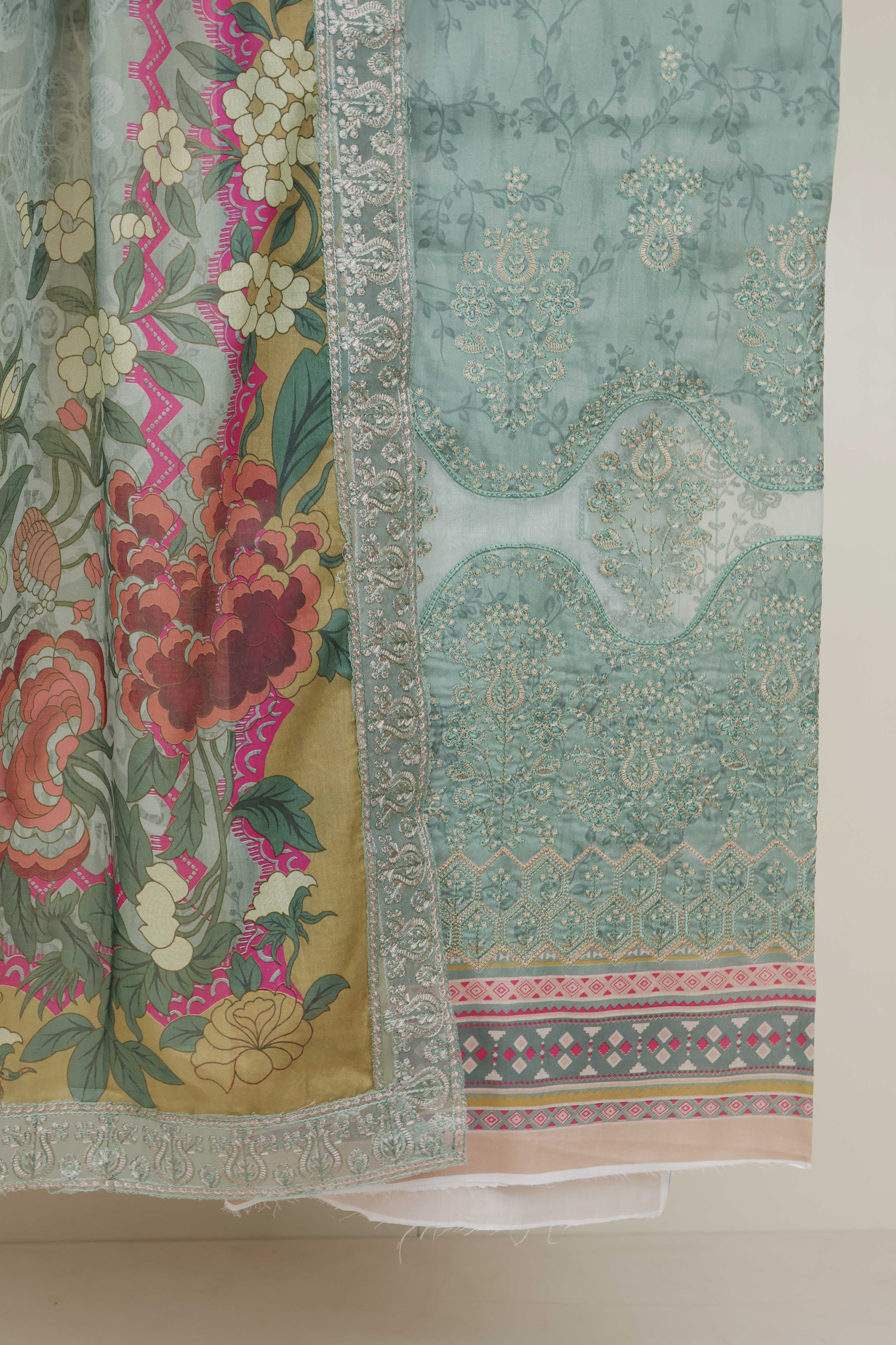 3Piece-Lawn Embroidered Suit V3D08 - Image 5