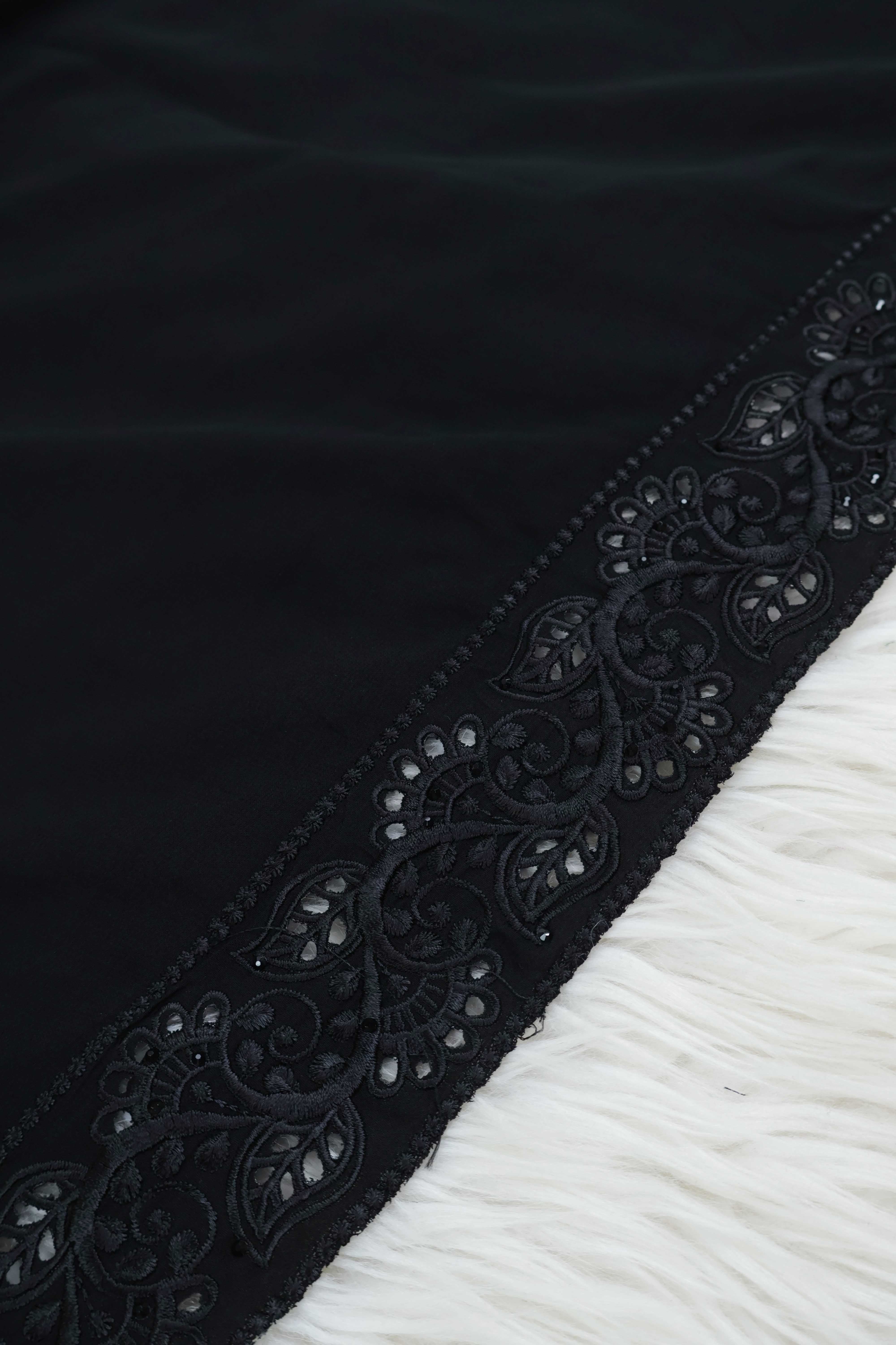 Embroidered Boarder Shawl HLSH191 - Image 3