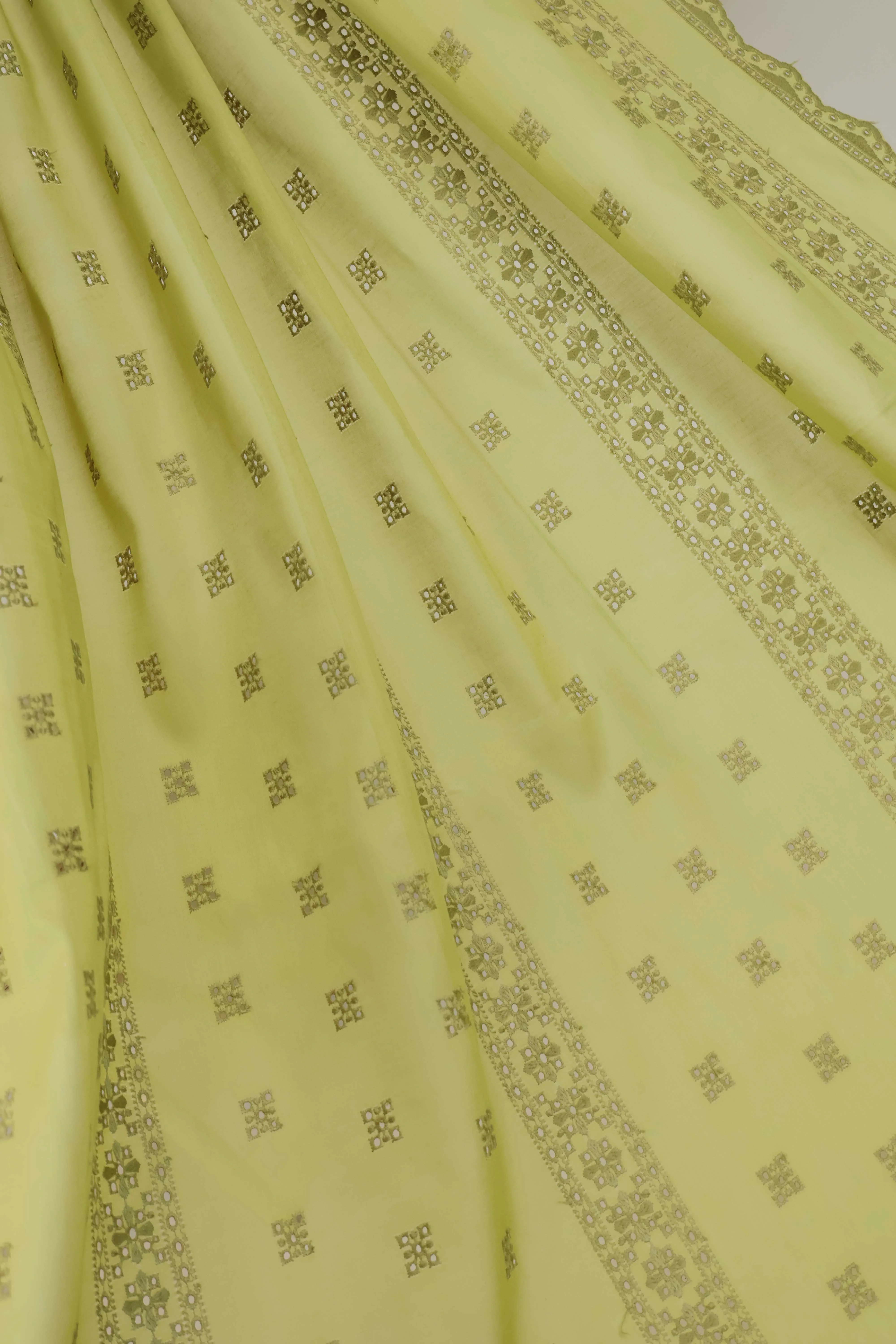 Embroidered Lawn Full Size Shawl 1477I - Image 4