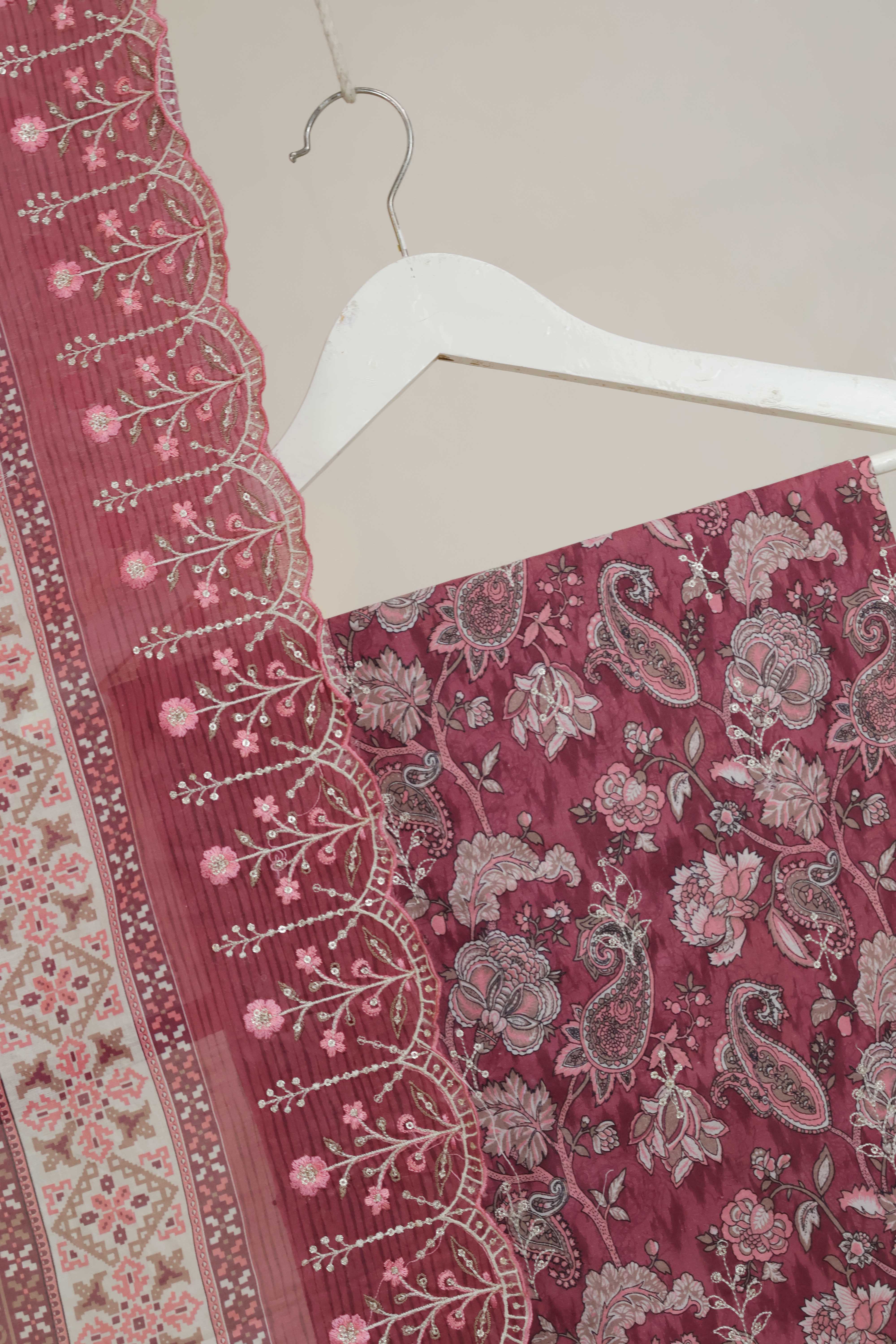 Luxury Lawn Embroidered Suit ELBS25 - Image 3