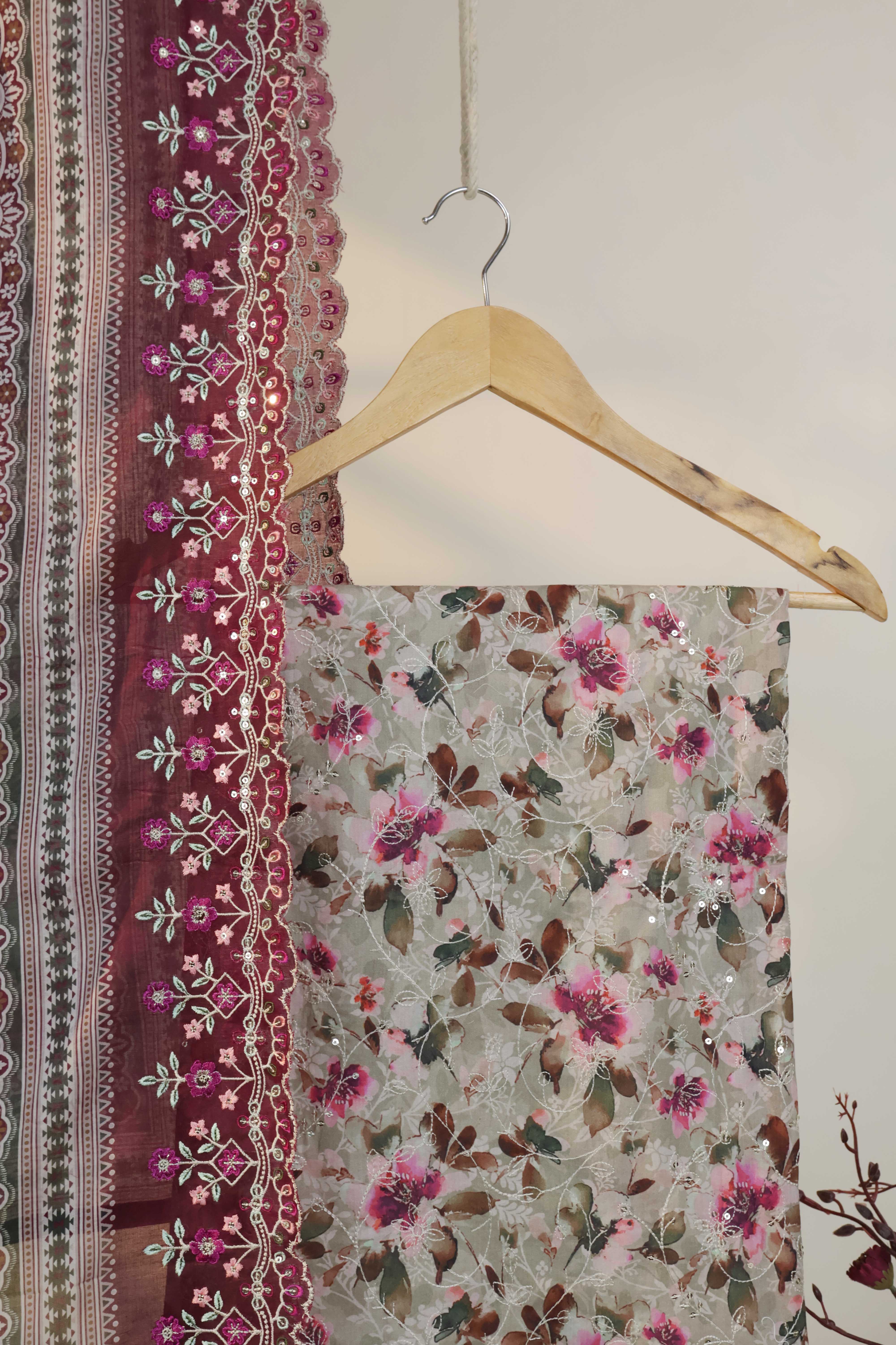Luxury Lawn Embroidered Suit ELBS28 - Image 2