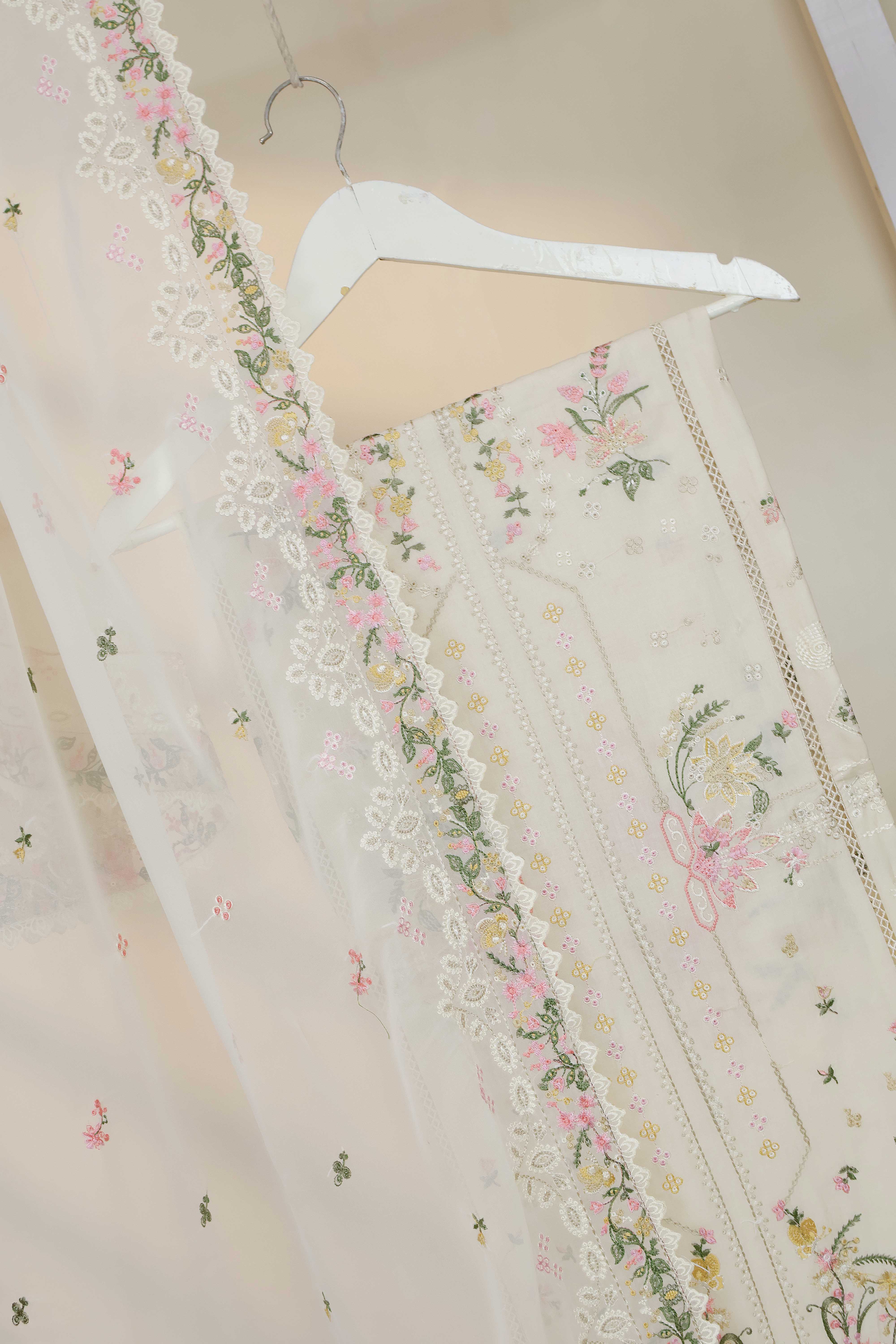 Luxury Lawn Embroidered Suit ELHA41 - Image 4