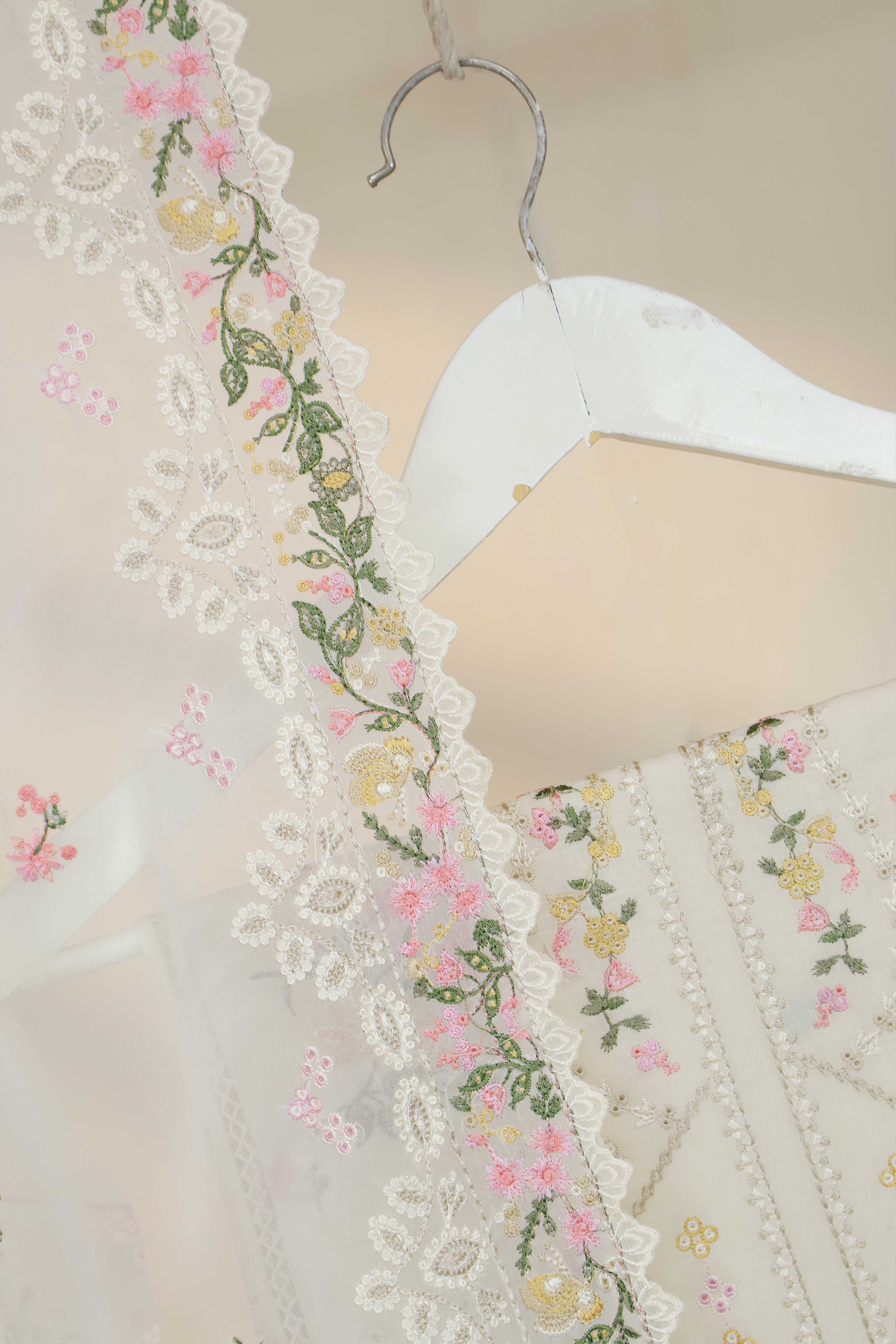 Luxury Lawn Embroidered Suit ELHA41 - Image 5