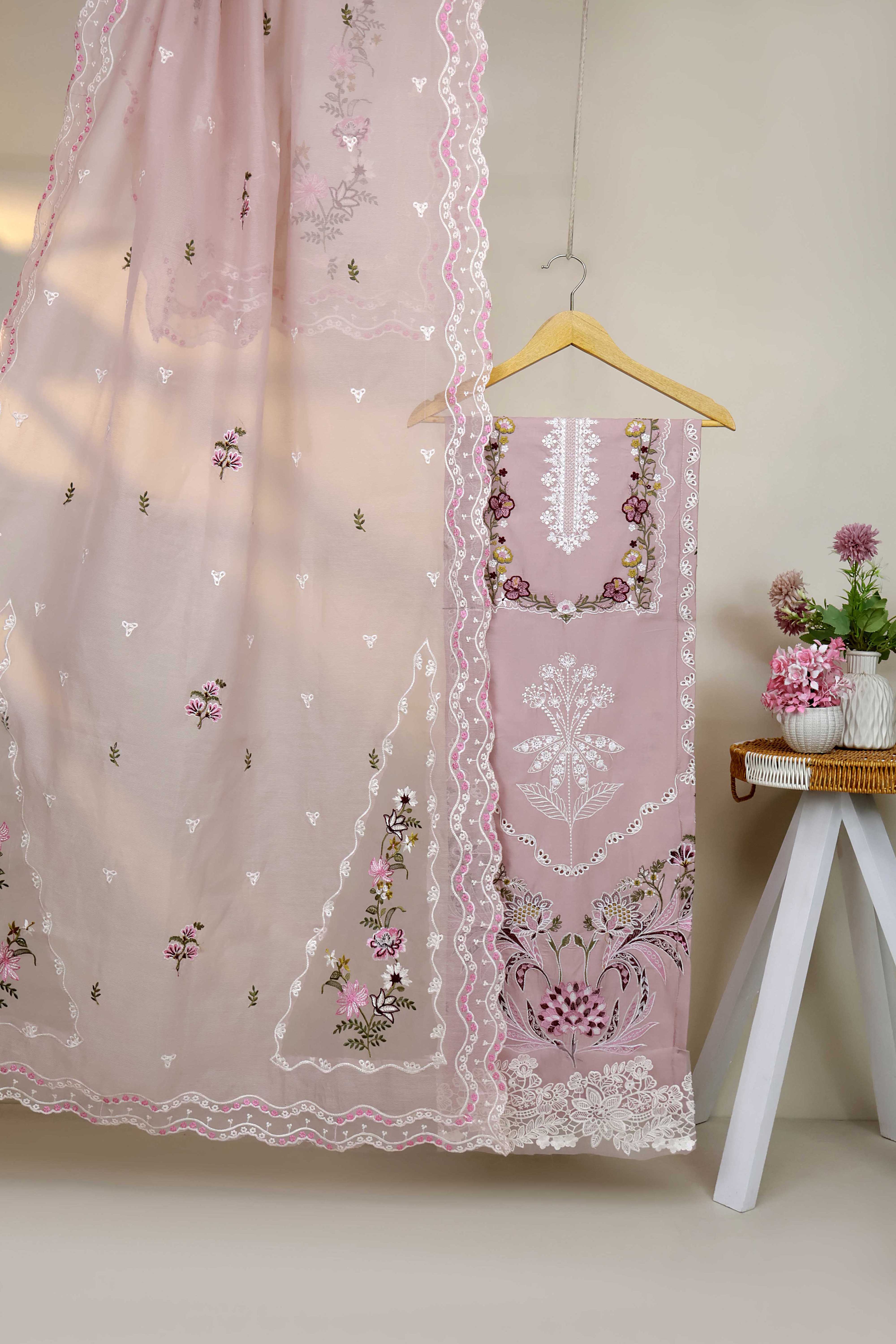 Luxury Lawn Embroidered Suit ELHA54 - Image 3