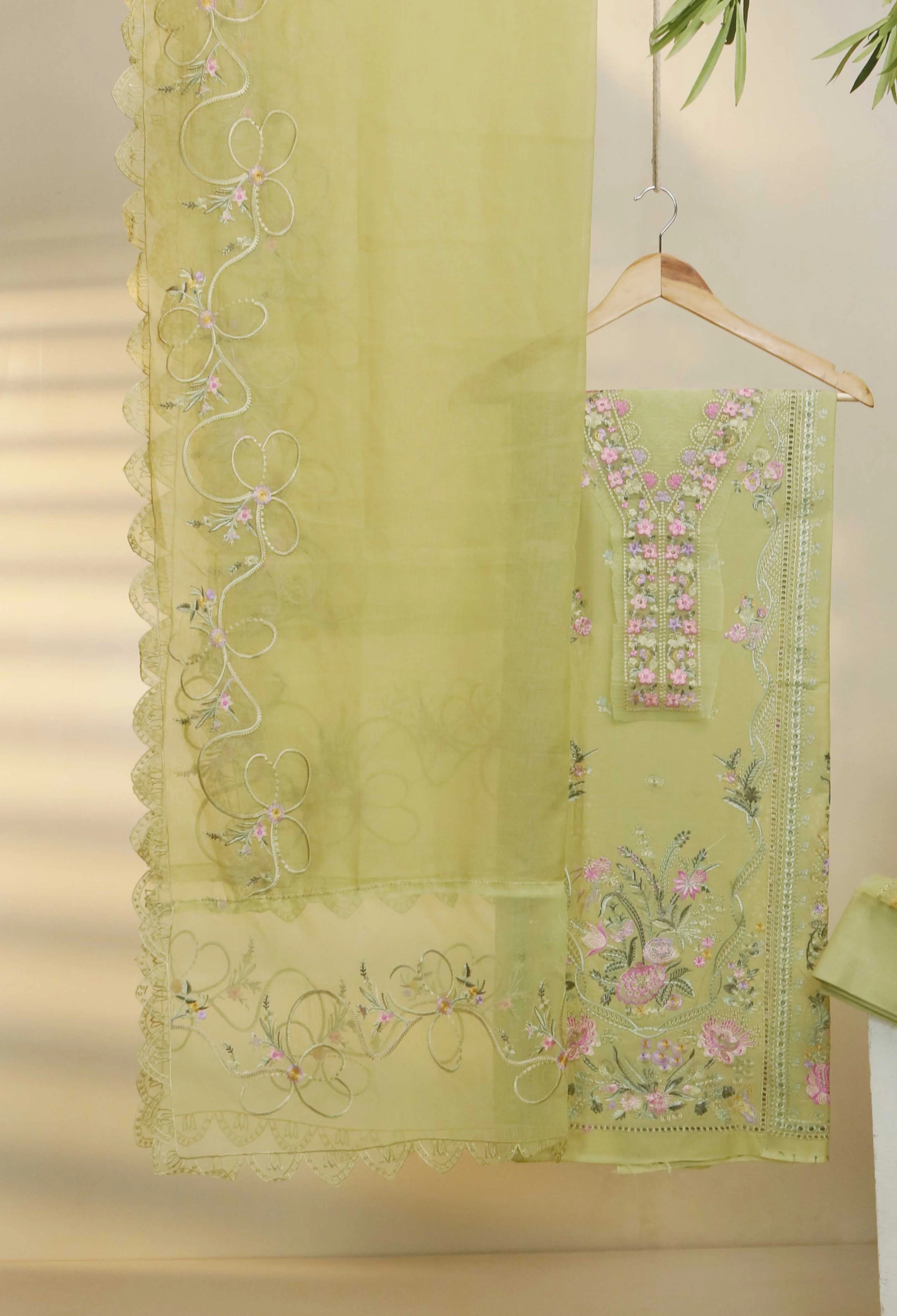 Luxury Lawn Embroidered suit H25SELHA23 - Image 2