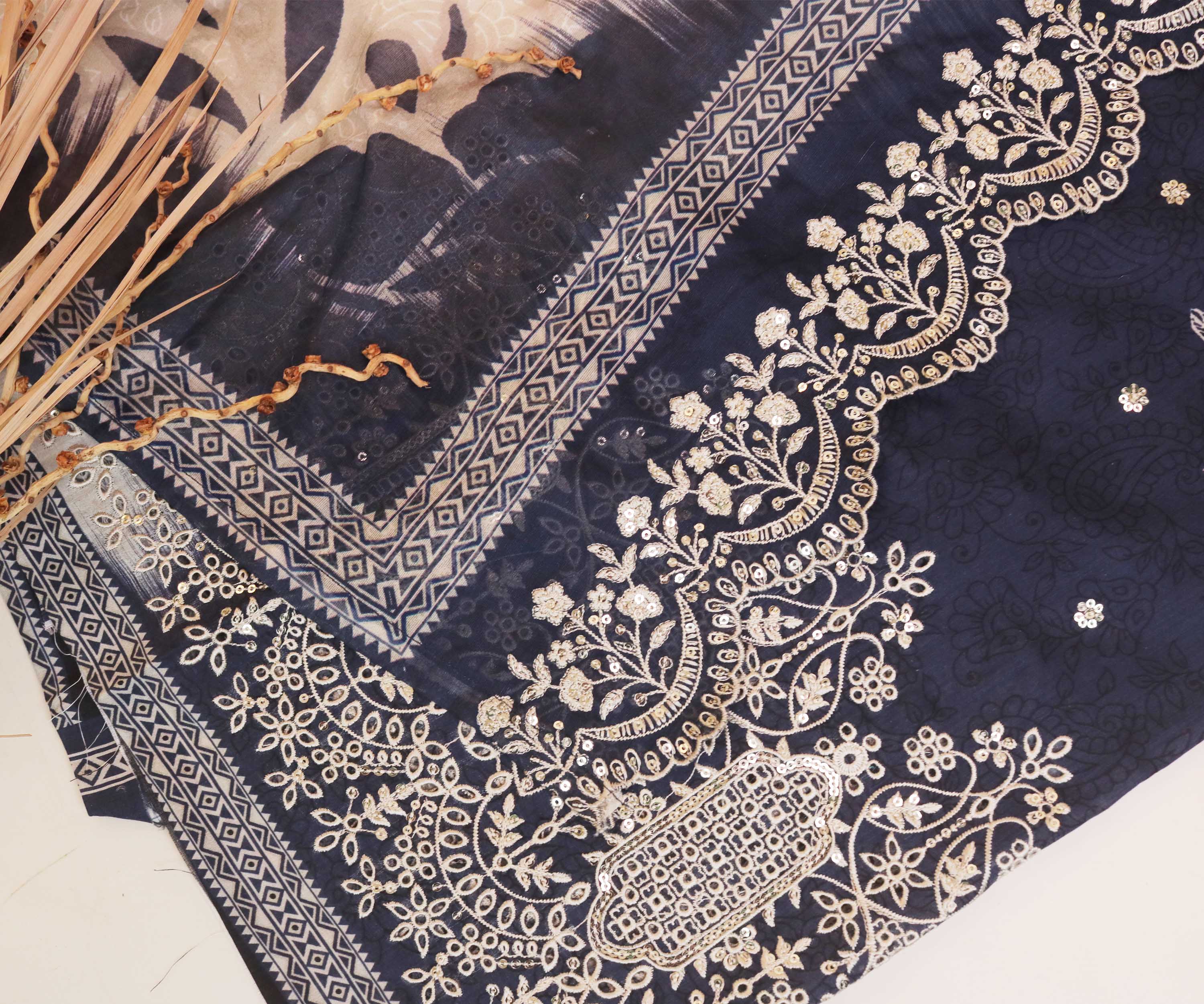 Luxury Lawn Embroidered Suit H25SLEBS20 - Image 5
