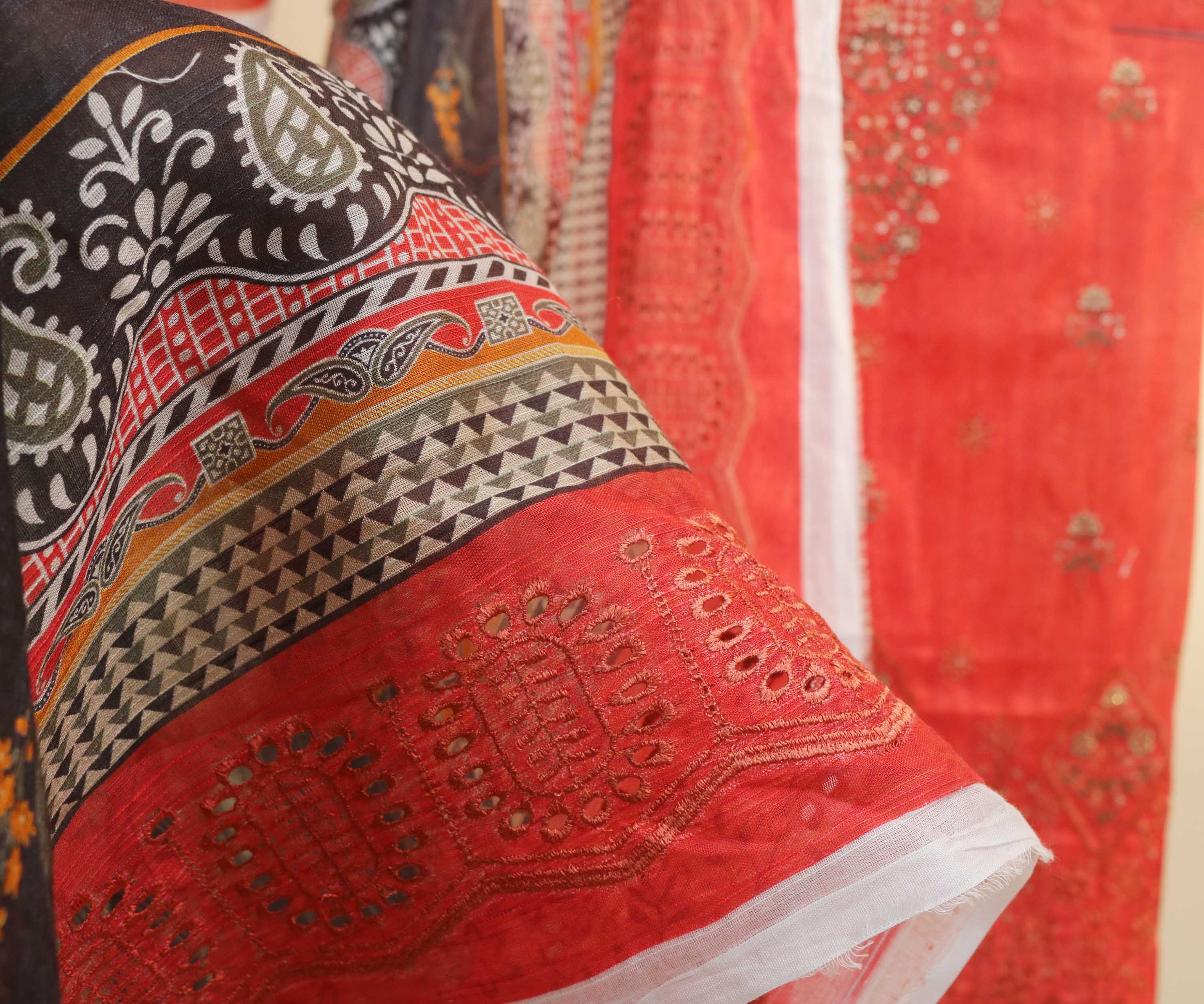 Luxury Lawn Embroidered Suit H25SLEMB04 - Image 3