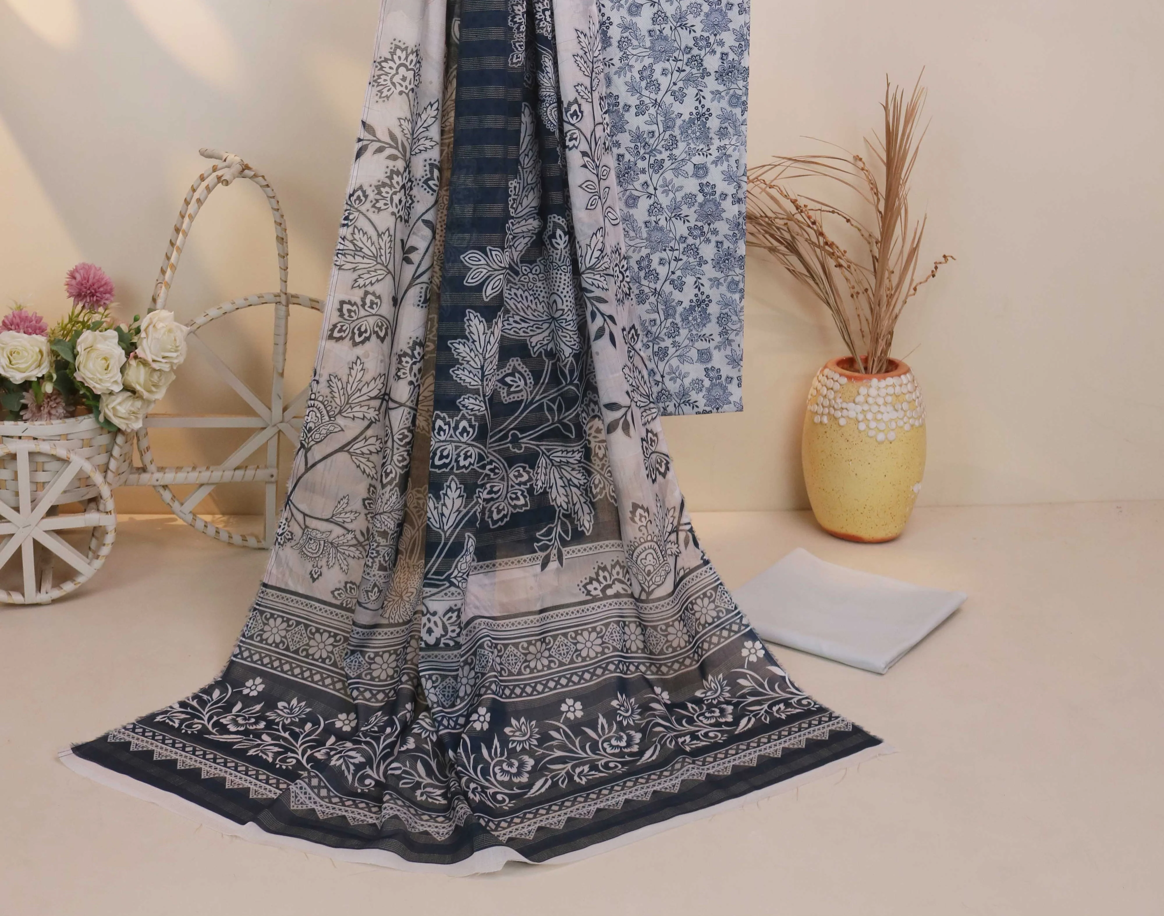 Luxury Lawn Printed Suit H25SLMJ794 - Image 3