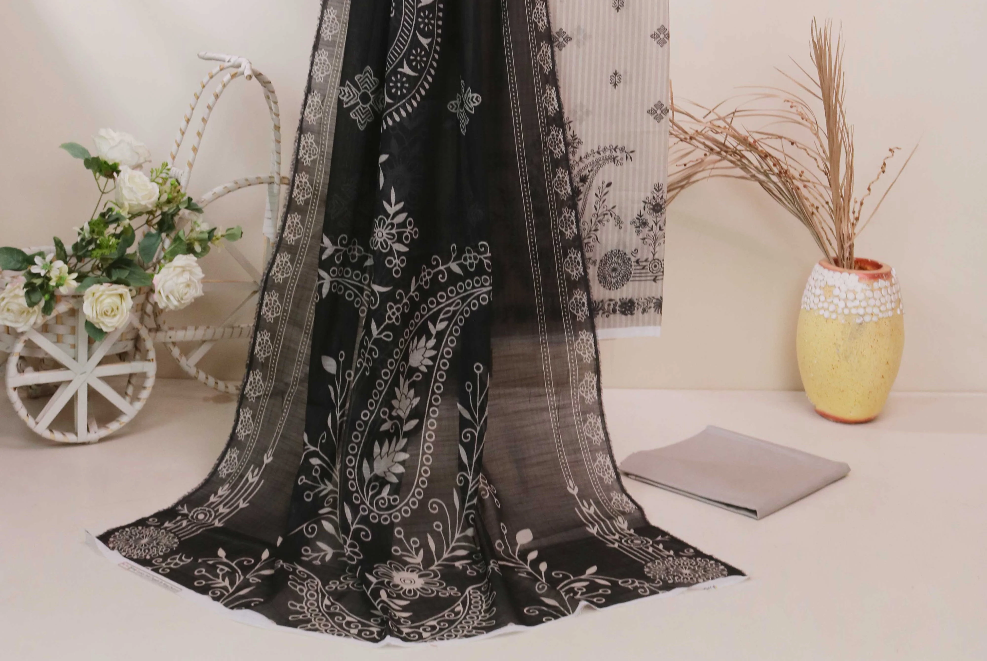 Luxury Lawn Printed Suit H25SLMJ8151 - Image 3